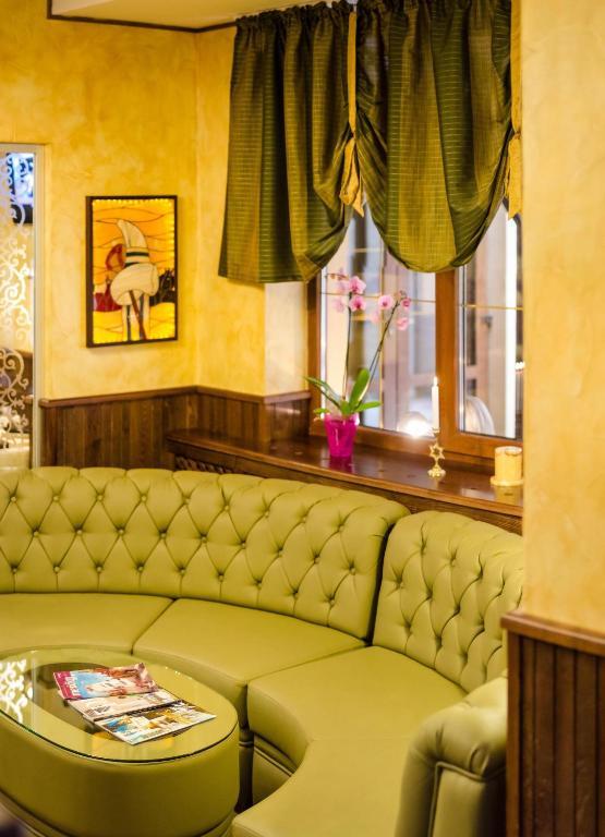Pid Templem Hotel Ivano-Frankivszk Kültér fotó