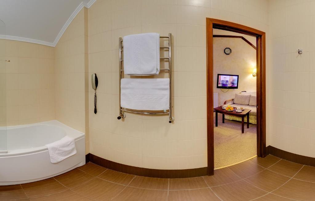 Pid Templem Hotel Ivano-Frankivszk Szoba fotó