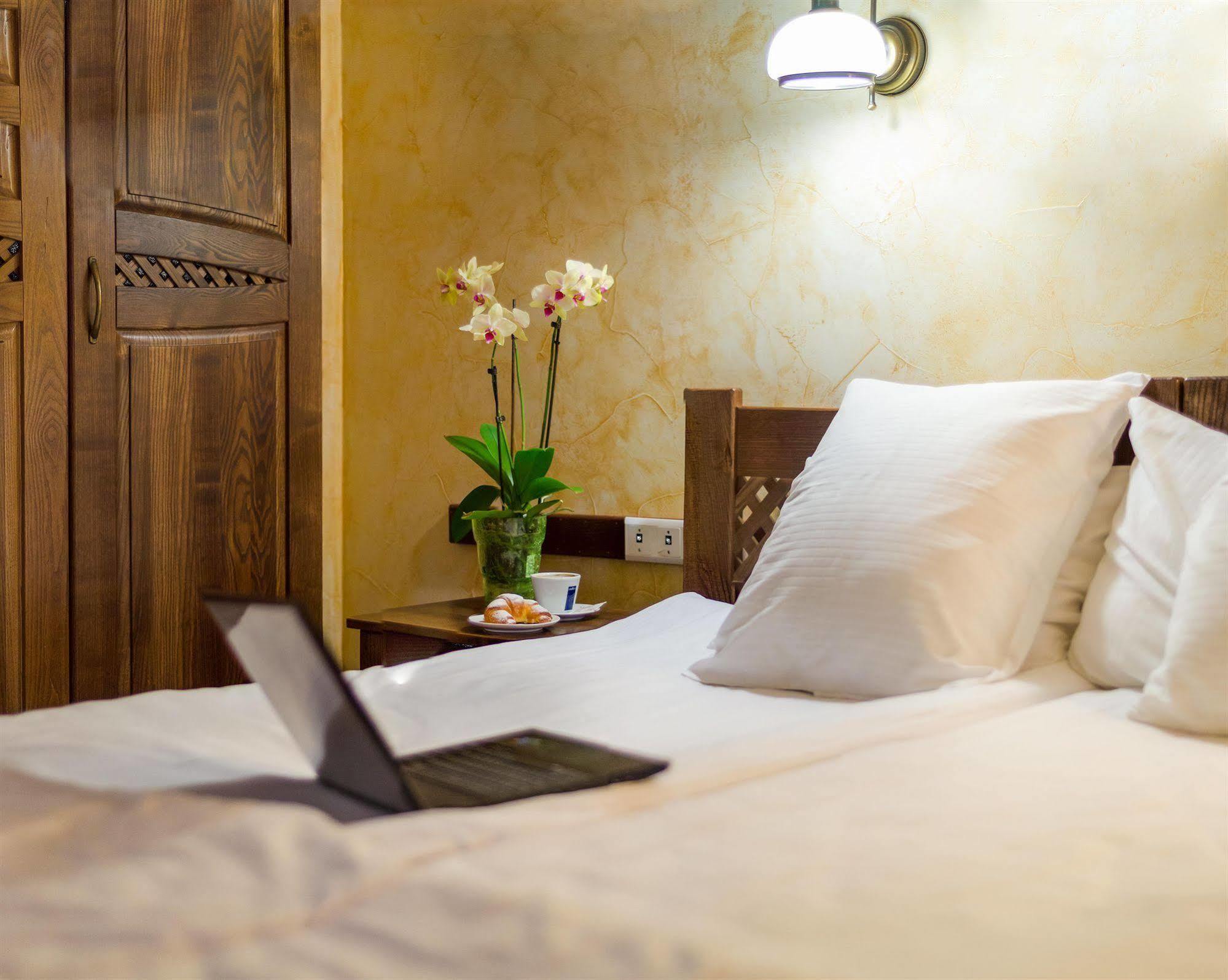 Pid Templem Hotel Ivano-Frankivszk Kültér fotó
