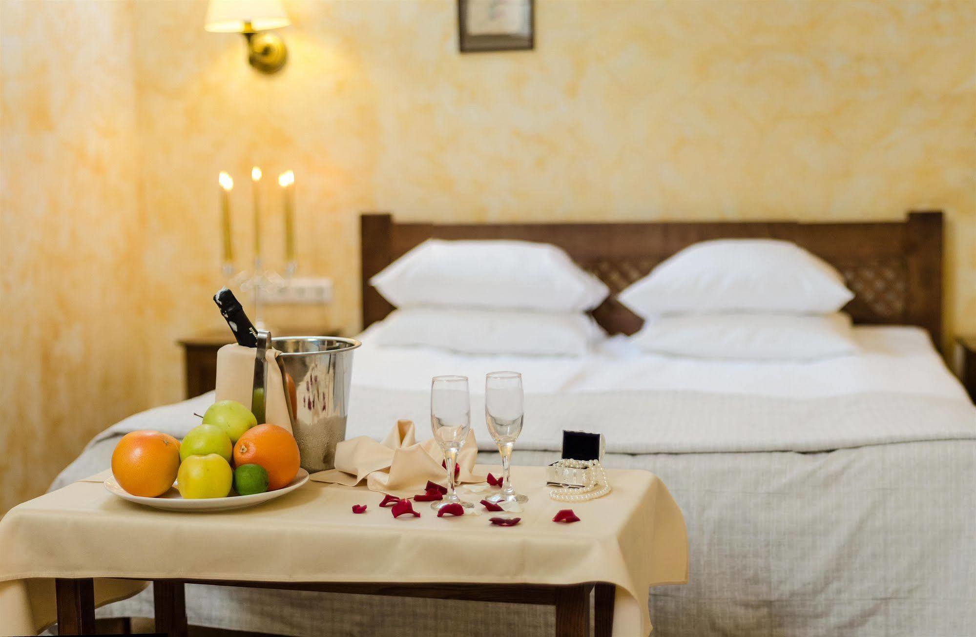 Pid Templem Hotel Ivano-Frankivszk Kültér fotó