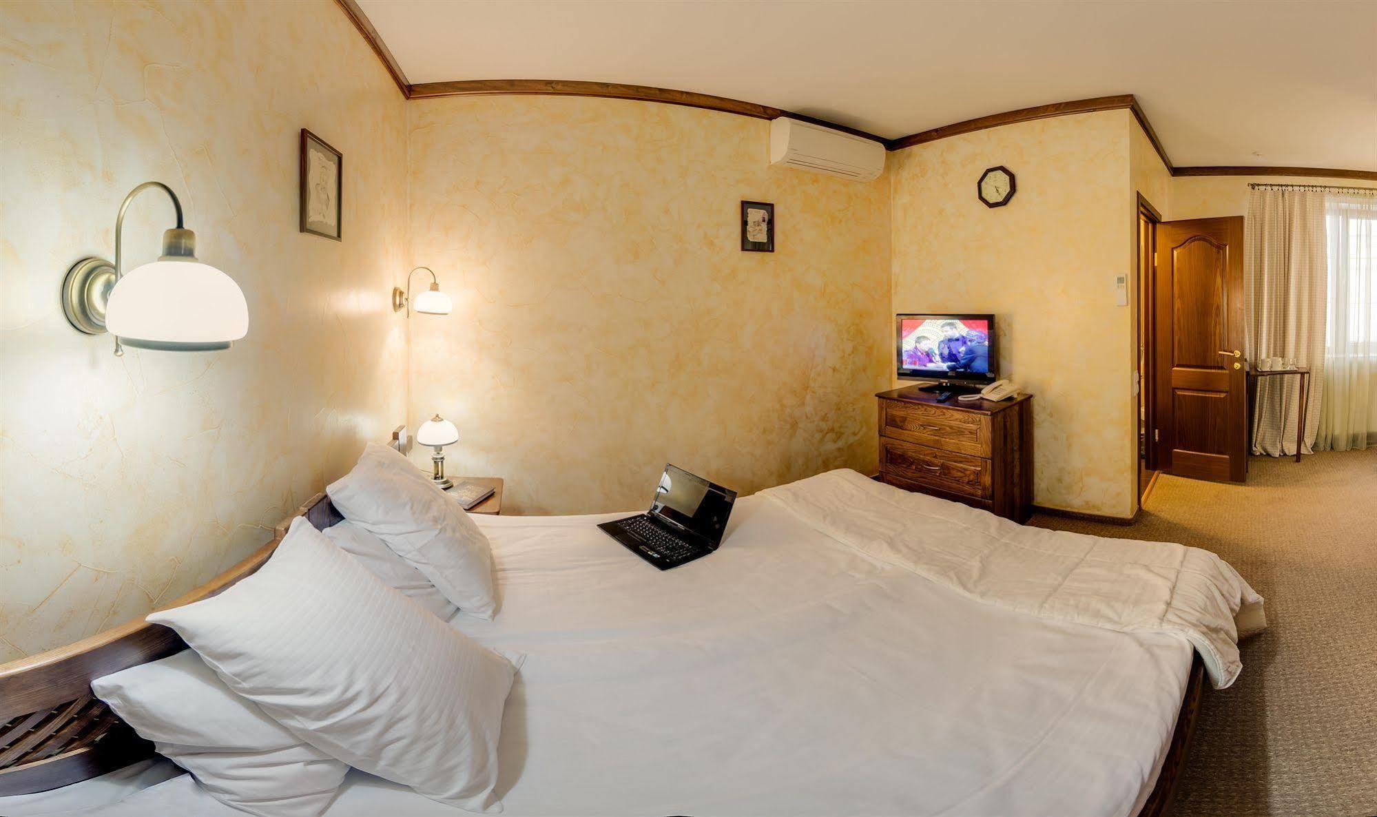 Pid Templem Hotel Ivano-Frankivszk Kültér fotó