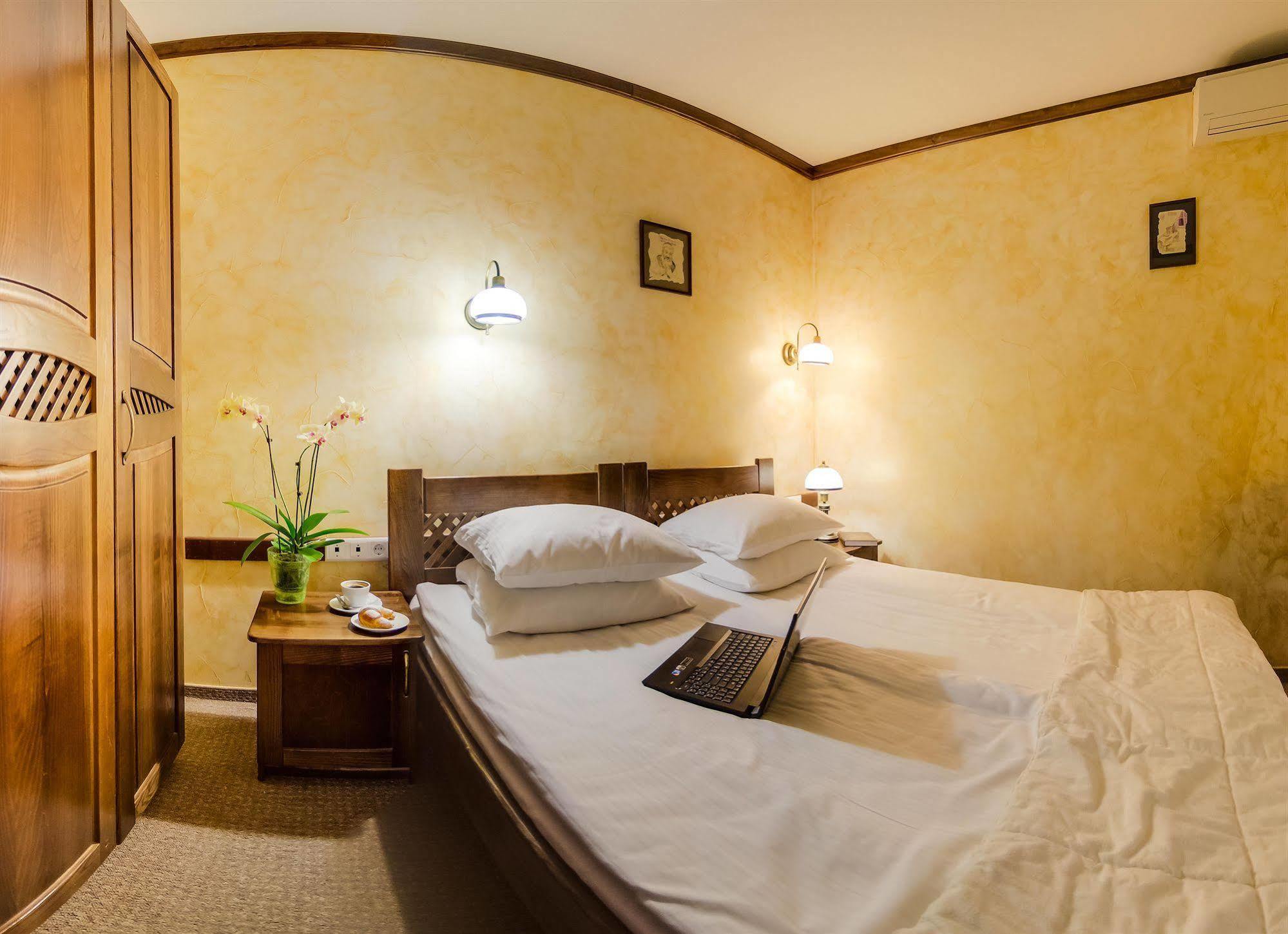 Pid Templem Hotel Ivano-Frankivszk Kültér fotó